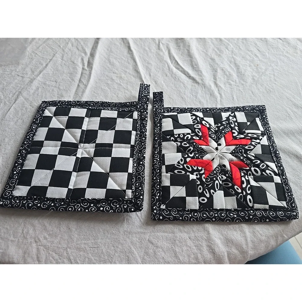 Set of 2 Hand Crafted Black‎ White Check Patchwork Cooking Kitchen Pot Holders